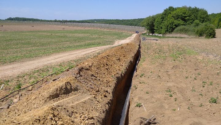 Irigare adaptată la teren într-o livadă de meri
